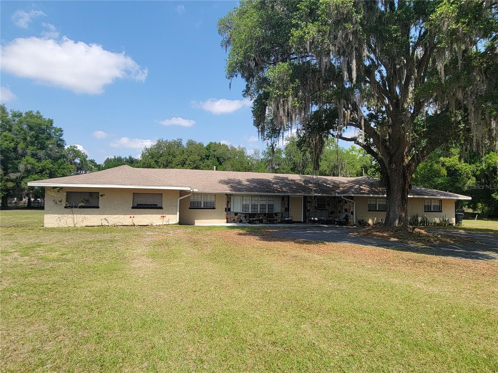 5121 SHADY OAK DRIVE