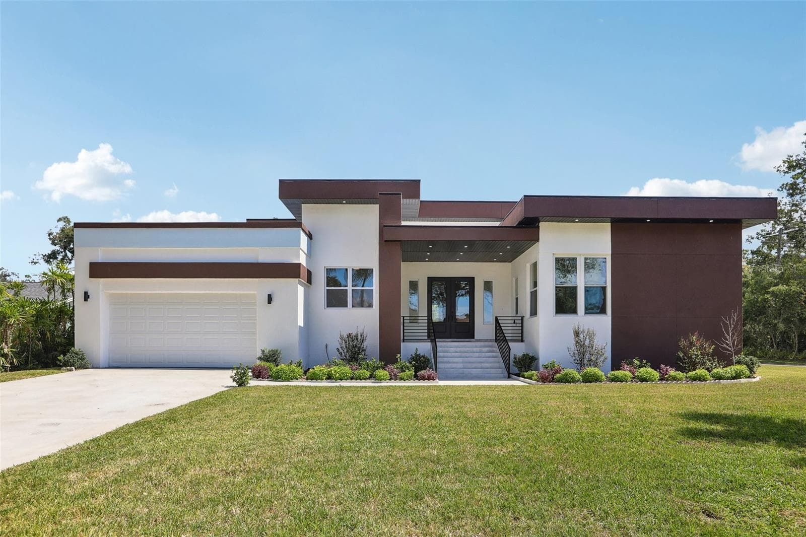 806 LAMONT PLACE