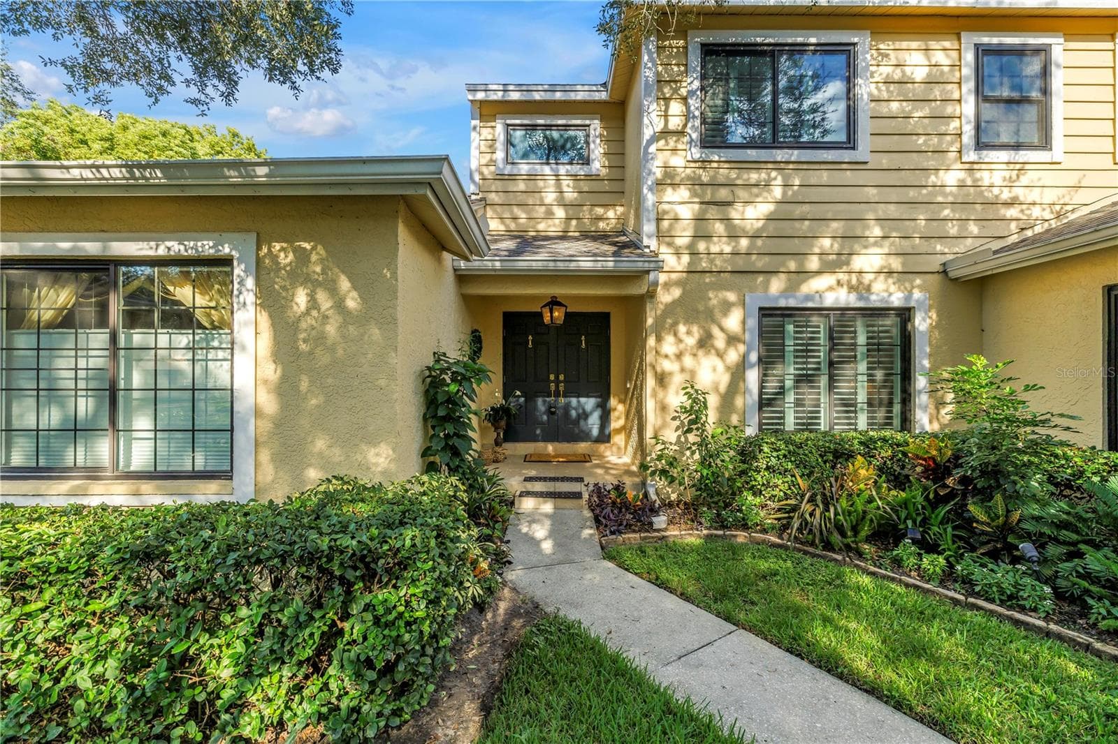 868 GLADES COURT