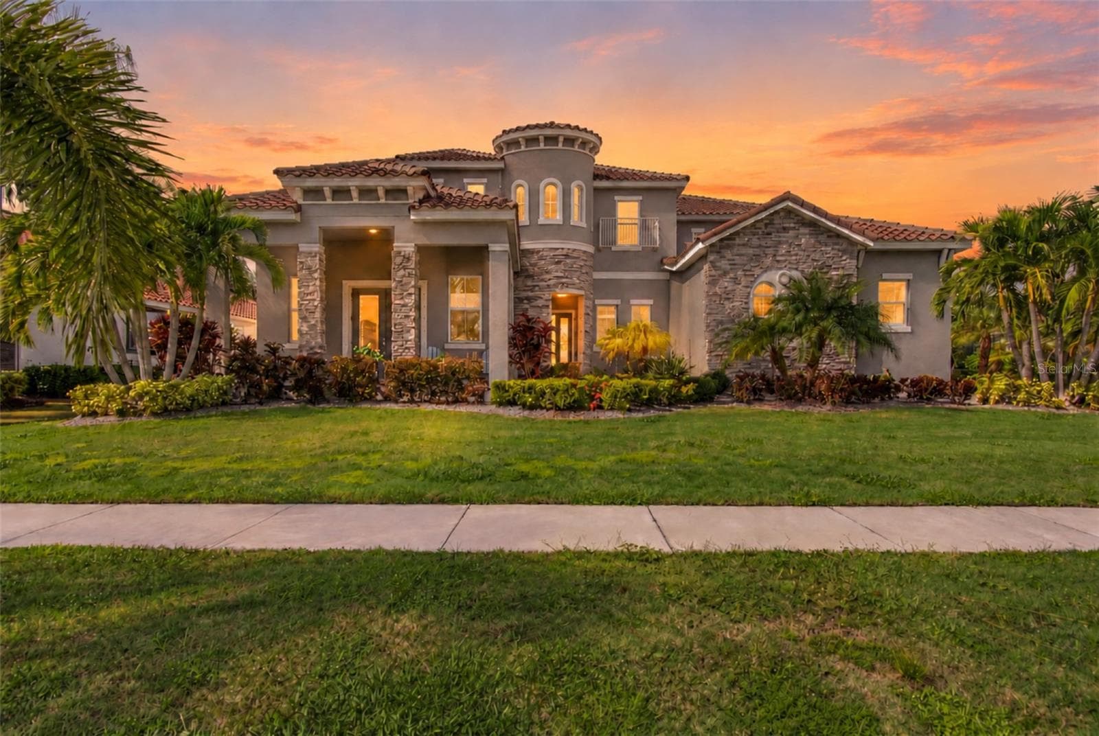 832 MANNS HARBOR DRIVE