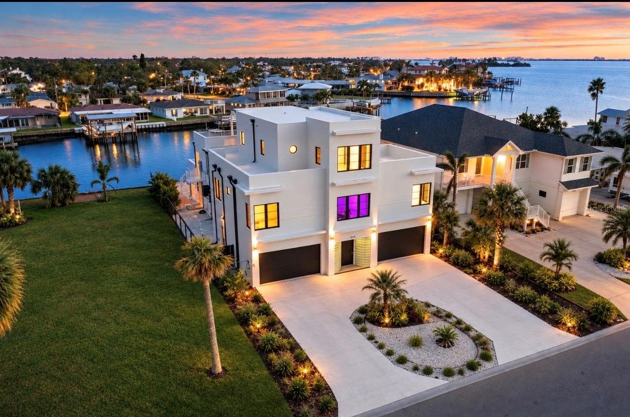 521 BAYWOOD DRIVE